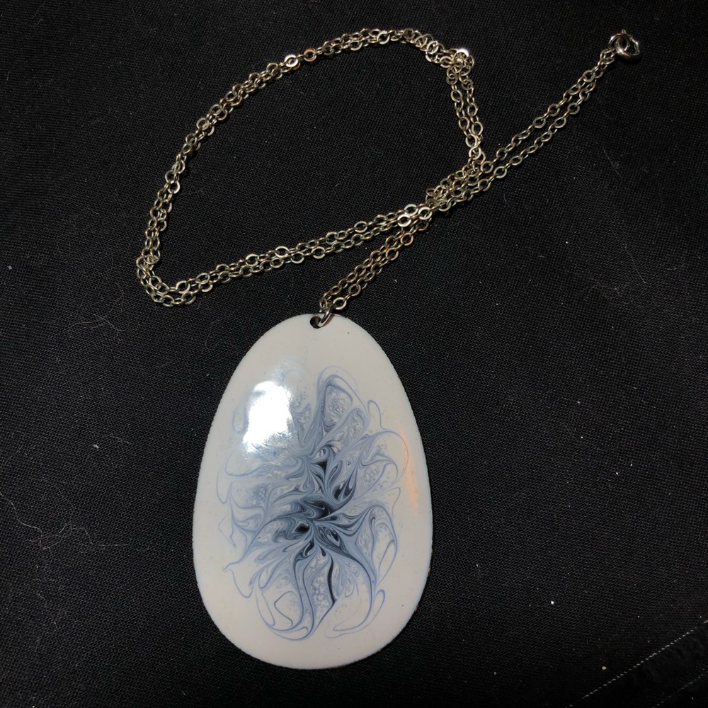 Glass pendant necklace